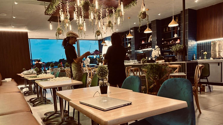 Profitable Flagship Franchise Restaurant in Roodepoort For Sale